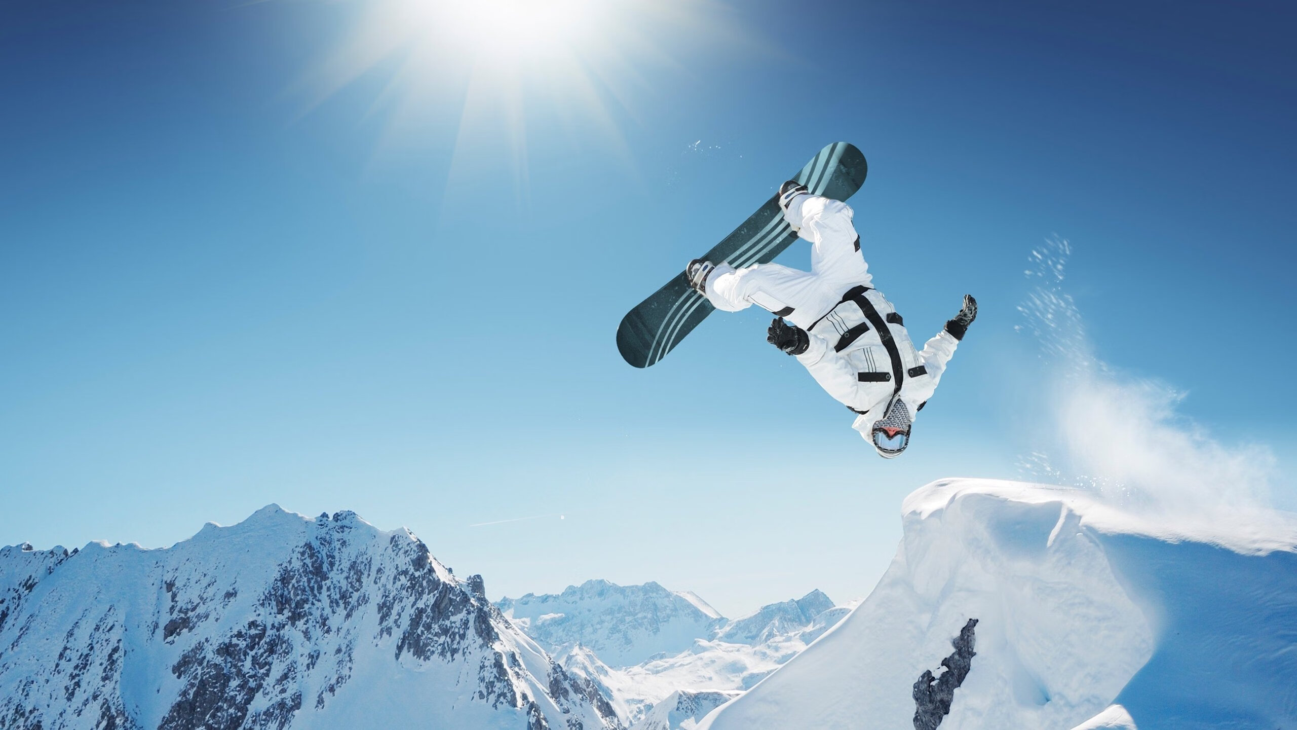 夜间头灯林道赛 成串灯光如萤火虫般穿梭树林