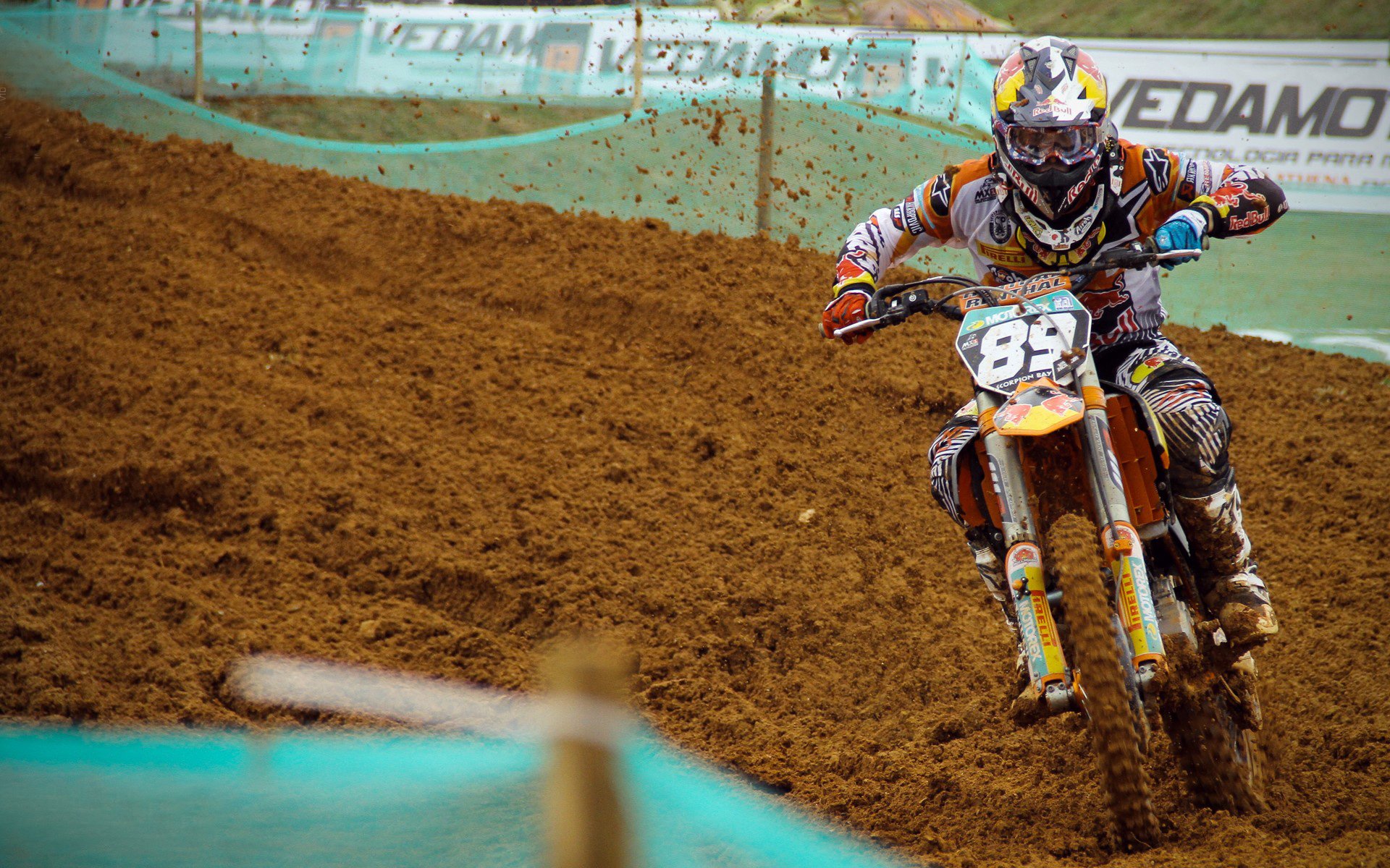 留守儿童体育关爱营 义工教练带孩子玩转多种运动